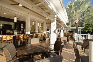eine Terrasse mit Tischen und Stühlen sowie eine Bar in der Unterkunft Fairfield Inn & Suites by Marriott Key West in Key West