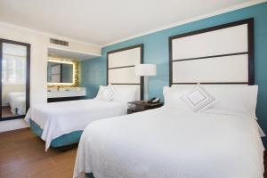 Postel nebo postele na pokoji v ubytování Fairfield Inn & Suites by Marriott Key West