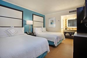 Postel nebo postele na pokoji v ubytování Fairfield Inn & Suites by Marriott Key West + 11 fotografií