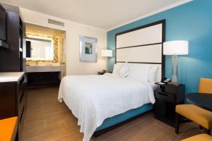 Postel nebo postele na pokoji v ubytování Fairfield Inn & Suites by Marriott Key West