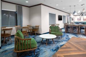 una sala de espera con sillas y una mesa en Fairfield Inn & Suites Jefferson City, en Jefferson City