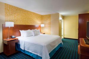 ein Hotelzimmer mit einem großen Bett und einem TV in der Unterkunft Fairfield Inn & Suites by Marriott Paramus in Paramus