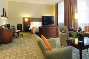 um quarto de hotel com uma cama e uma televisão de ecrã plano em Courtyard by Marriott Bremen em Bremen