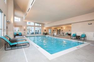 בריכת השחייה שנמצאת ב-Residence Inn by Marriott Bloomington או באזור