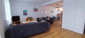 salon z 2 kanapami i jadalnią w obiekcie La Tribu -Maison Sablaise a 200m de la Grande Plage w mieście Les Sables-dʼOlonne