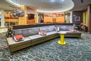 een hotellobby met een bank en een tafel bij SpringHill Suites by Marriott New Bern in New Bern