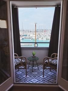 een balkon met uitzicht op een haven met boten bij Marinas 2 - Agreable studio face au port Olona in Les Sables-dʼOlonne