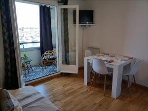 Televízia a/alebo spoločenská miestnosť v ubytovaní Marinas 2 - Agreable studio face au port Olona + 4 fotografie