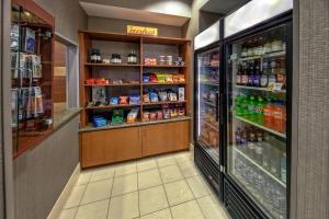 un pasillo de una tienda con comida y bebida en SpringHill Suites by Marriott New Bern, en New Bern