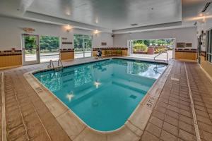 a large pool with blue water in a building at SpringHill Suites by Marriott New Bern in New Bern