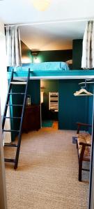 een stapelbed met een ladder in een kamer bij Vivez dans cet ancien semaphore avec vue mer in Les Sables-dʼOlonne