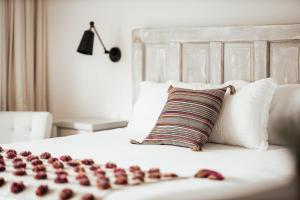 a bed with a pillow and a bunch of petals on it at Villas Ensueño in San Antonio de las Minas