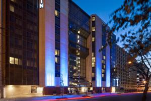 um edifício alto com luzes azuis em The Westin Washington, D.C. City Center em Washington