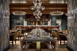 Restaurace v ubytování JW Marriott Edmonton ICE District
