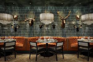 Posezení v ubytování JW Marriott Edmonton ICE District