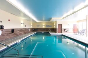 una piscina de agua azul en un edificio en Fairfield Inn & Suites by Marriott Atlanta Acworth, en Acworth