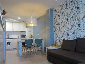 a living room with a couch and a table with chairs at Tudela balcón de Bardenas in Tudela