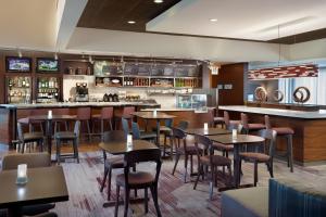 um restaurante com mesas e cadeiras e um bar em Courtyard by Marriott Tallahassee Downtown/Capital em Tallahassee