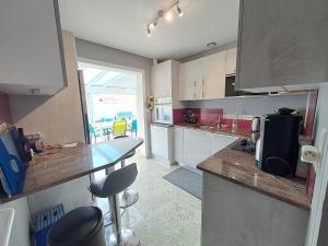 Kuchyňa alebo kuchynka v ubytovaní Baleiniers - Maison 6 pers - prox mer - Les sables