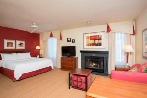 um quarto de hotel com uma cama e uma lareira em Residence Inn Kalamazoo East em Kalamazoo