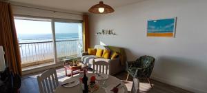 ein Wohnzimmer mit Meerblick in der Unterkunft MIREILLE - Appartement 4 etoiles vue mer - 2 a 4 pers in Les Sables-dʼOlonne