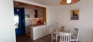 Kuchyňa alebo kuchynka v ubytovaní MIREILLE - Appartement 4 etoiles vue mer - 2 a 4 pers + 17 fotografií