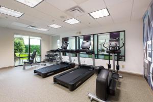 una sala de fitness con cintas de correr y máquinas elípticas en SpringHill Suites Florence, en Florence