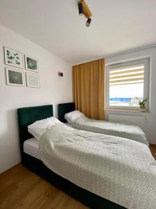 dwa łóżka siedzące obok siebie w sypialni w obiekcie Apartament Spokojna Przystań w mieście Rzeszów