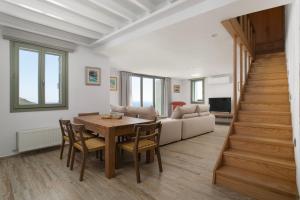 Posezení v ubytování Acron Andros - 3 Bedroom Villa with Private Pool