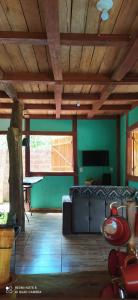 uma sala de estar com um sofá e uma mesa em Sitio meu Sonho em Itatiayassú