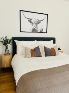 a bedroom with a bed with a cow on the wall at Apartment Traumblick Berggipfel in Vordernberg