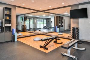 un gimnasio con varias cintas de correr y equipo cardiovascular en Fairfield Inn Corning Riverside en Corning