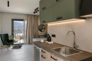 een keuken met een wastafel en uitzicht op een balkon bij Anthemis Living in Argostoli
