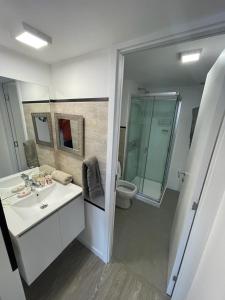 Baño blanco con lavabo y aseo en Moderno Apartamento #1 Excelente ubicación en Punta del Este