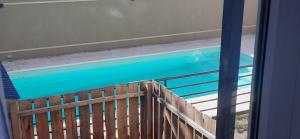 Vista sulla piscina di Depto Lácar Suites o su una piscina nei dintorni