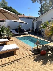 Bazén v ubytovaní VILLA 'Le Refuge' Piscine chauffée 300 m plage alebo v jeho blízkosti