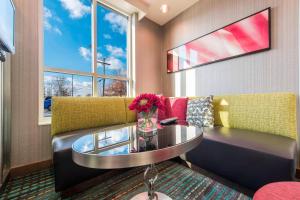 Residence Inn by Marriott Nashua في ناشوا: غرفة معيشة مع طاولة وأريكة