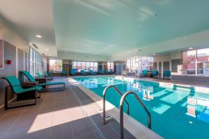 uma grande piscina com cadeiras em Residence Inn by Marriott Nashua em Nashua
