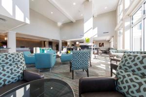 een lobby met stoelen, tafels en ramen bij Residence Inn by Marriott Nashua in Nashua