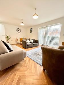 Seating area sa 2 Double beds OR 4 Singles, 2 Bathrooms, FREE PARKING, Smart TV's, Close to Gunwharf Quays, Beach & Historic Dockyard