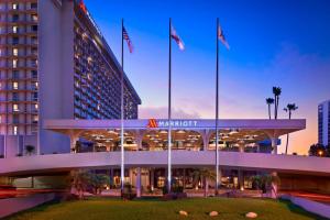 a view of the mgm hotel at dusk at Los Angeles Airport Marriott in Los Angeles