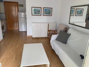 Kuchnia lub aneks kuchenny w obiekcie SERVICE APART LAZARO- Apartamentos Aguamarina 58