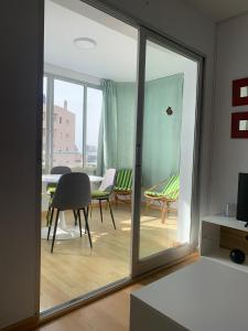 Telewizja i/lub zestaw kina domowego w obiekcie SERVICE APART LAZARO- Apartamentos Aguamarina 58