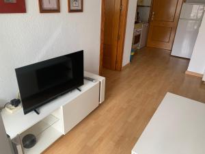 Telewizja i/lub zestaw kina domowego w obiekcie SERVICE APART LAZARO- Apartamentos Aguamarina 58