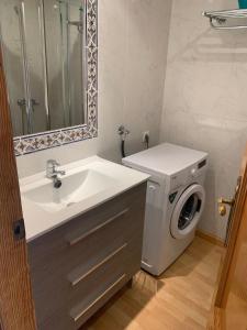 łazienka z umywalką i pralką w obiekcie SERVICE APART LAZARO- Apartamentos Aguamarina 58 w mieście Calpe