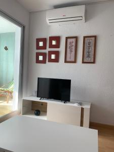 Telewizja i/lub zestaw kina domowego w obiekcie SERVICE APART LAZARO- Apartamentos Aguamarina 58