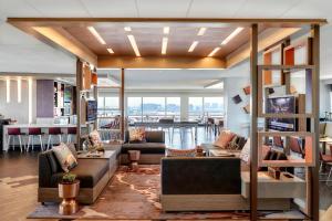 a living room with couches and a table at Los Angeles Airport Marriott in Los Angeles