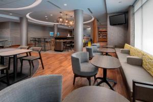 Sohvabaar või baar majutusasutuses SpringHill Suites Potomac Mills Woodbridge