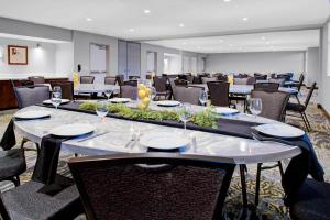 una sala de conferencias con mesas y sillas y copas de vino en Fairfield Inn & Suites by Marriott Boulder Broomfield/Interlocken, en Broomfield