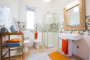 W łazience znajduje się prysznic, umywalka i toaleta. w obiekcie La Casa di Annale' w mieście Gallipoli